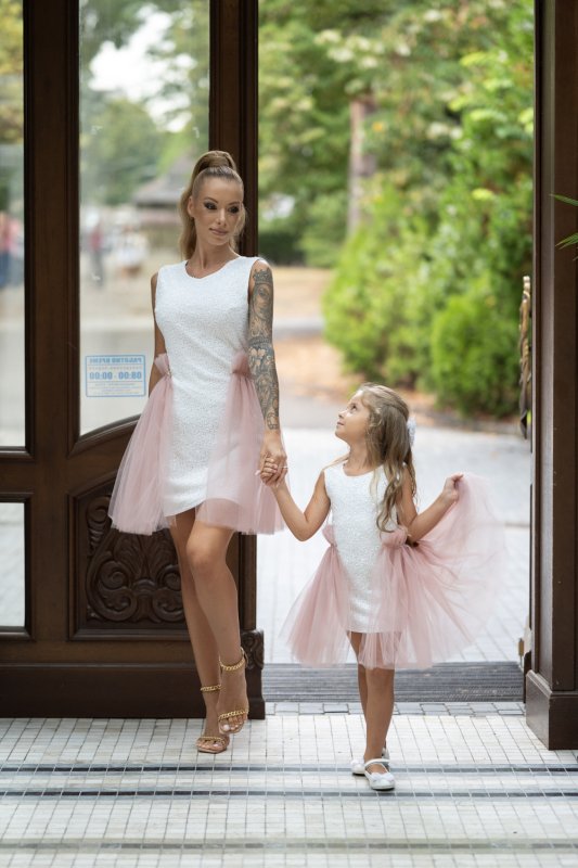 Детска рокля от бели пайети с подвижна тюлена пола