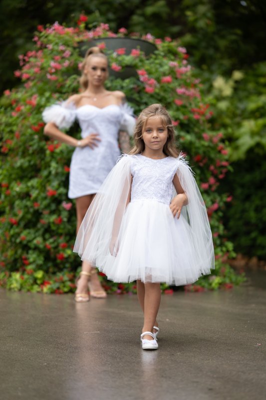 Комплект рокли за майка и дъщеря от бяла дантела с пера и тюл