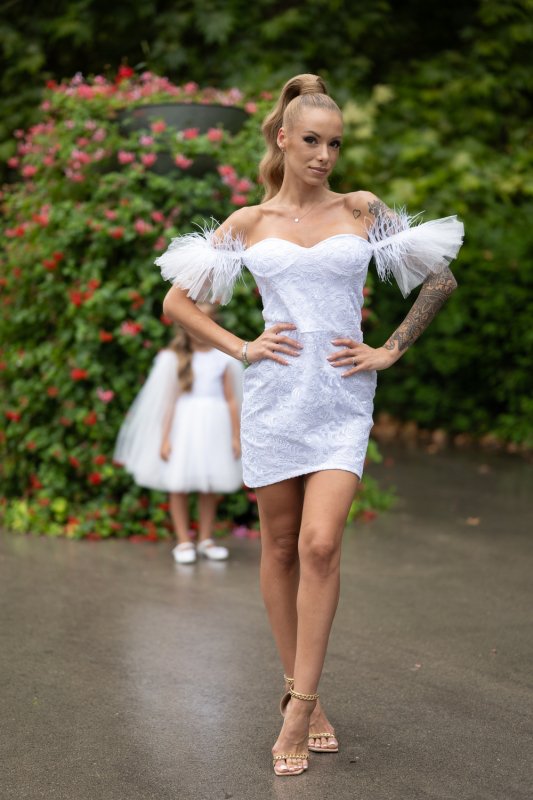 Комплект рокли за майка и дъщеря от бяла дантела с пера и тюл