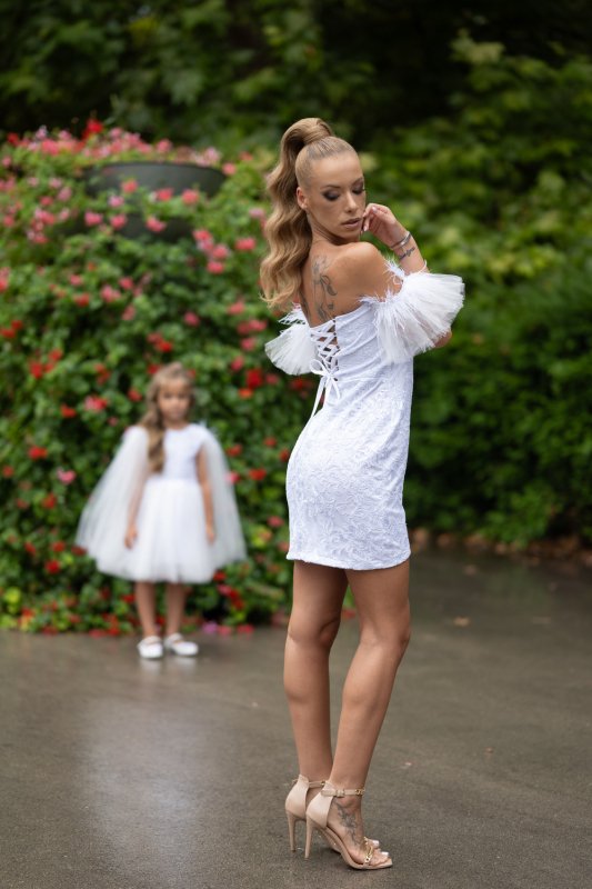 Дамска рокля от бяла дантела с пера и тюл