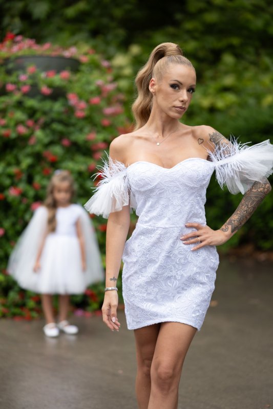 Дамска рокля от бяла дантела с пера и тюл