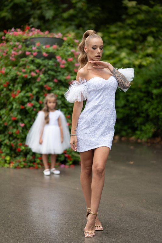 Дамска рокля от бяла дантела с пера и тюл