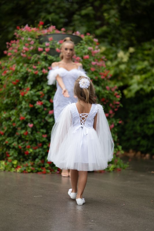 Детска рокля от бяла дантела с пера и тюл
