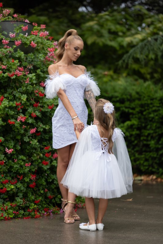Детска рокля от бяла дантела с пера и тюл