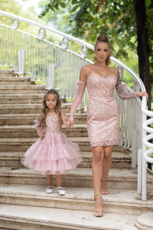 Комплект рокли за майка и дъщеря с розова дантела