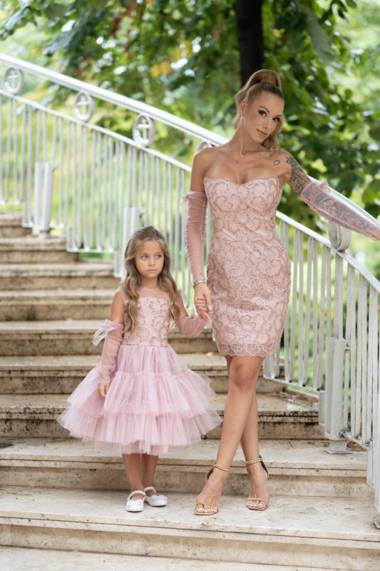 Комплект рокли за майка и дъщеря с розова дантела