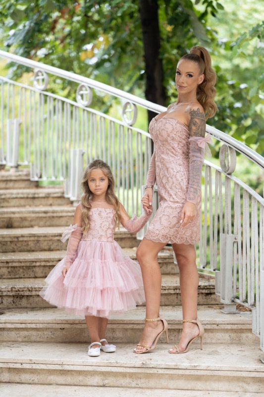 Комплект рокли за майка и дъщеря с розова дантела