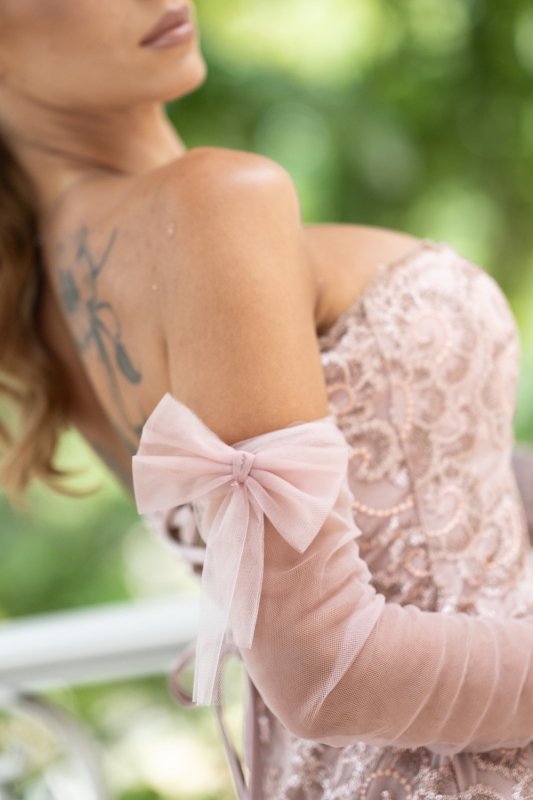 Дамска рокля с розова дантела