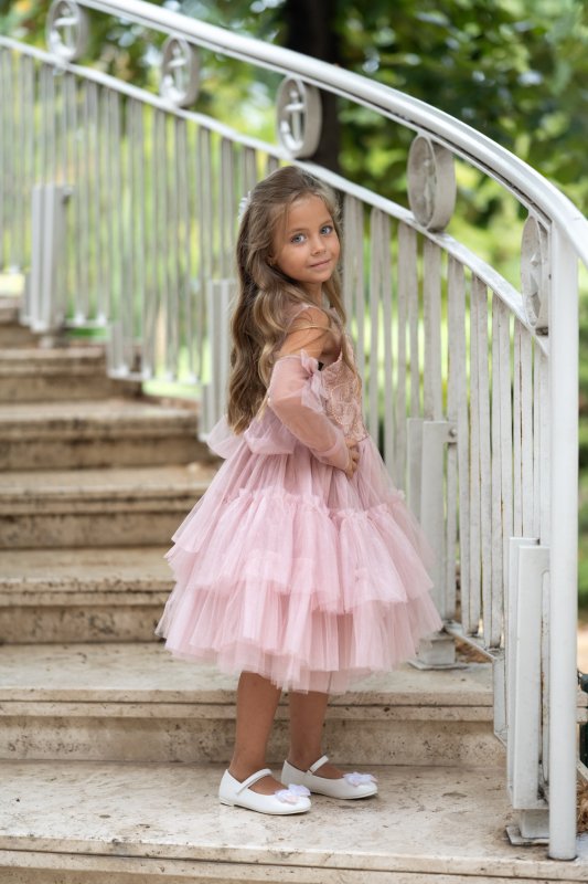 Детска рокля с розова дантела