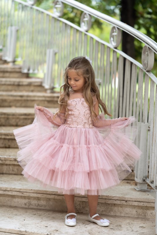 Детска рокля с розова дантела