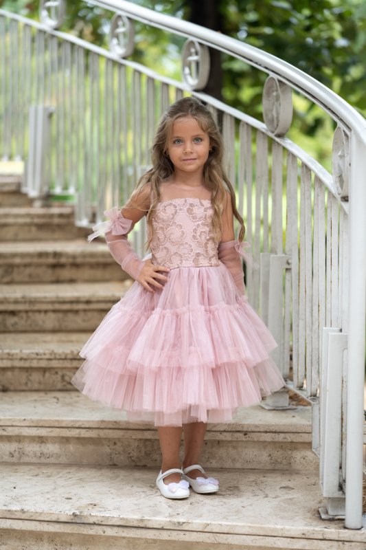 Детска рокля с розова дантела