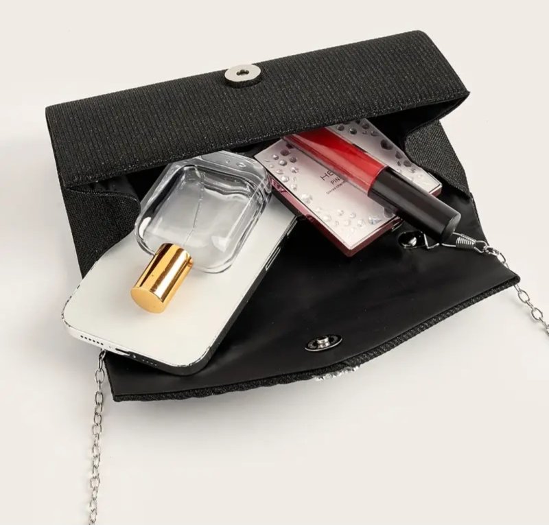 Вечерна чанта в черно със сребриста лента