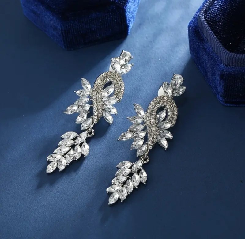 Сребристи обеци с бели камъни