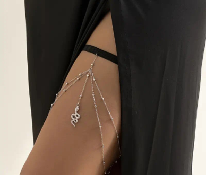 Верижка за бедро със змийски медальон – аксесоар за дръзка визия