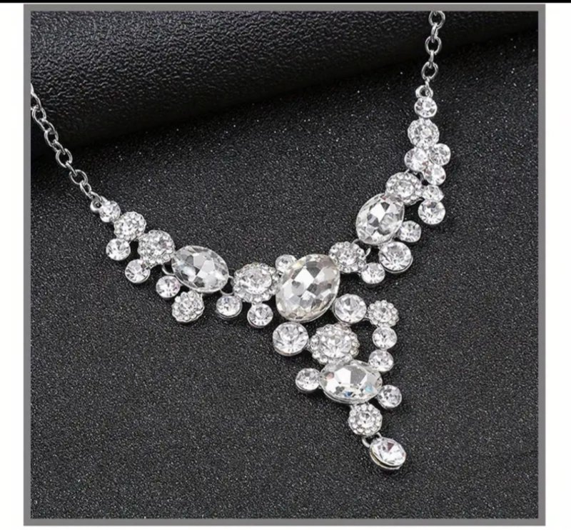 Сребрист комплект колие и обеци