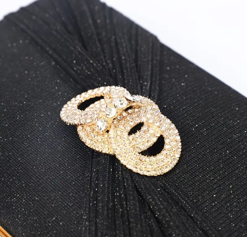 Вечерна клъч чанта в черно