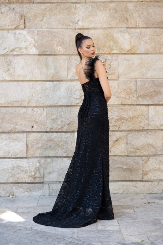 Дълга официална черна рокля с цепка от дантела с пайети
