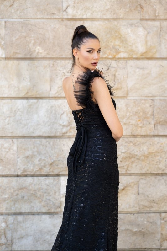 Дълга официална черна рокля с цепка от дантела с пайети