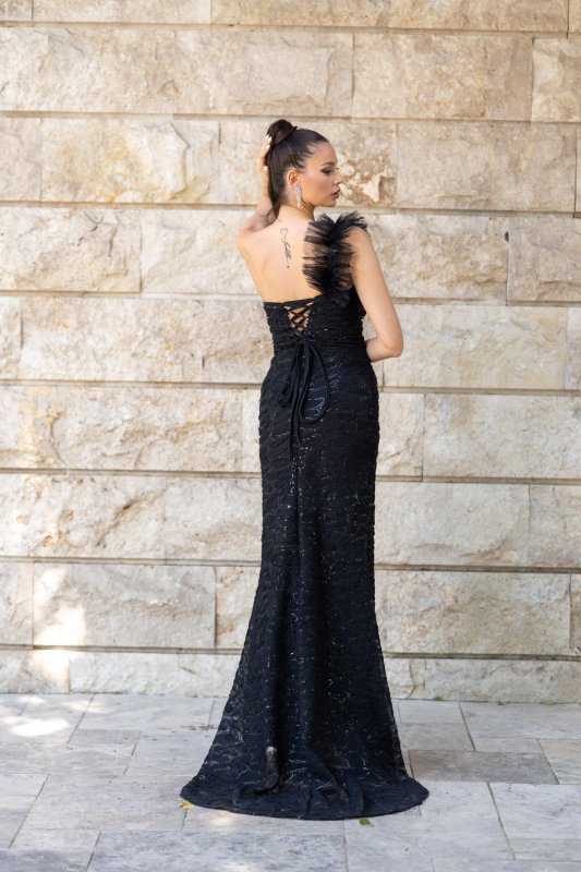 Дълга официална черна рокля с цепка от дантела с пайети