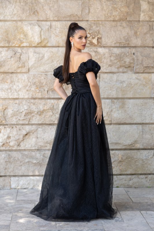 Черна дълга разкроена рокля с паднали ръкави