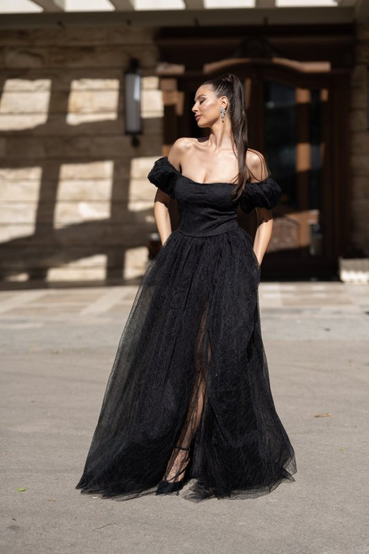 Черна дълга разкроена рокля с паднали ръкави