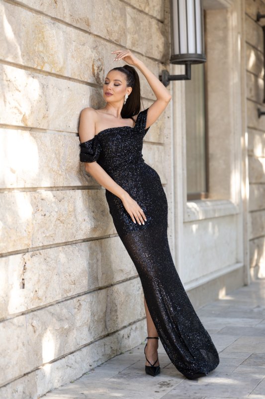 Черна вталена рокля от пайети с паднали ръкави