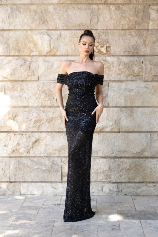 Черна вталена рокля от пайети с паднали ръкави