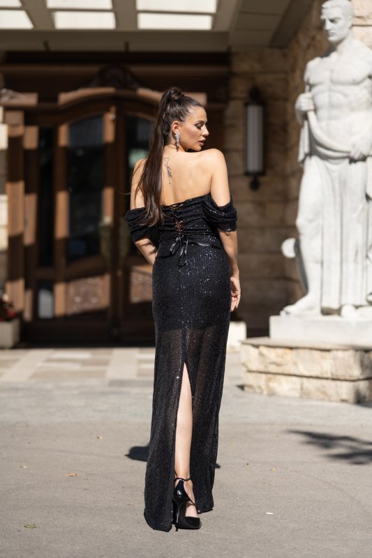 Черна вталена рокля от пайети с паднали ръкави