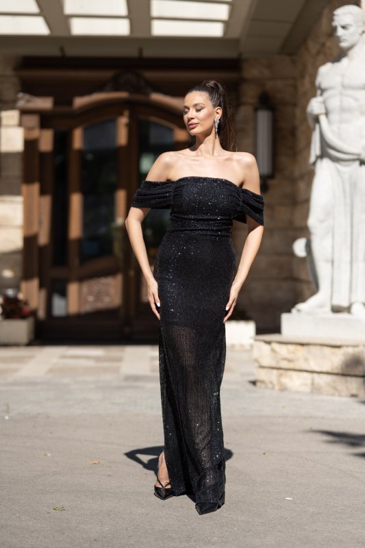 Черна вталена рокля от пайети с паднали ръкави