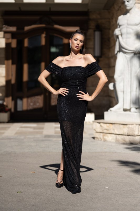 Черна вталена рокля от пайети с паднали ръкави