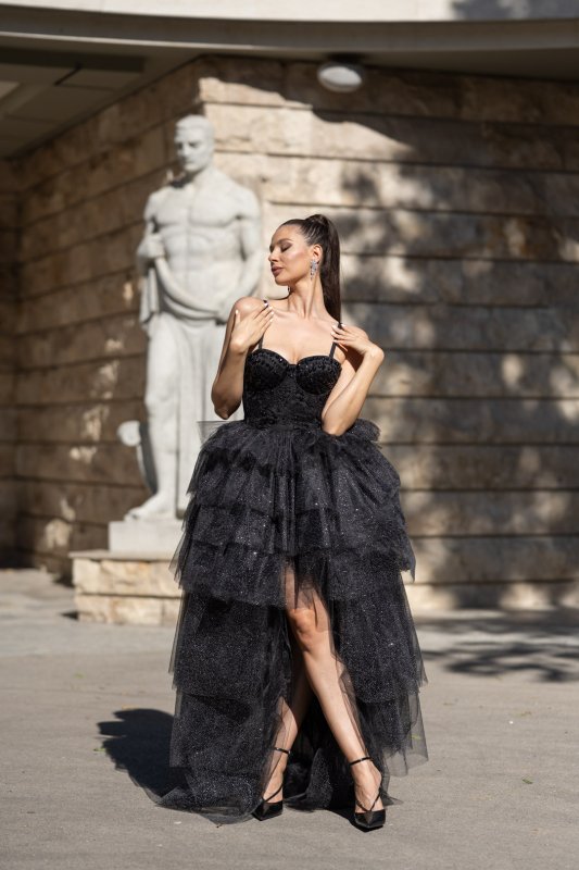 Черна бална рокля с бюстие и тюл