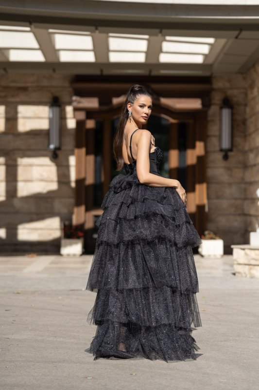 Черна бална рокля с бюстие и тюл