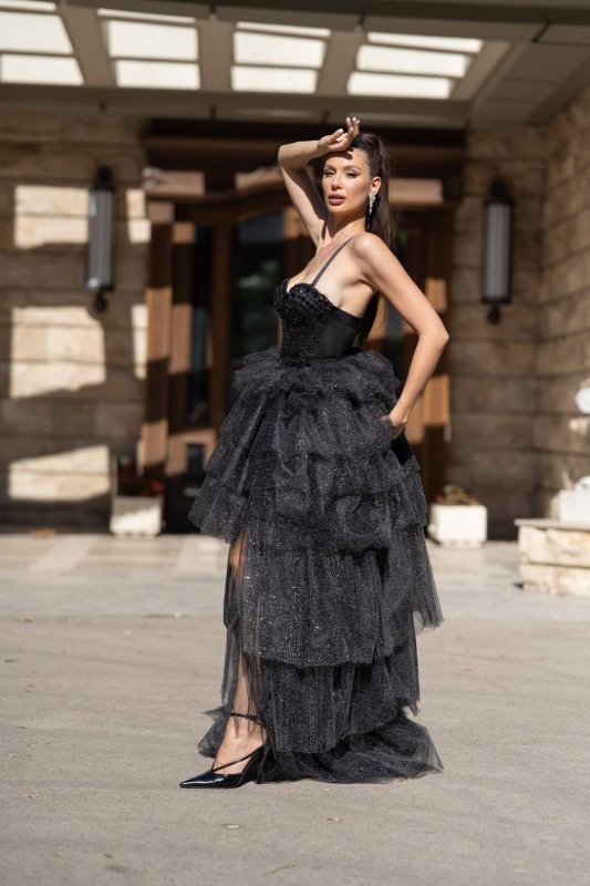 Черна бална рокля с бюстие и тюл
