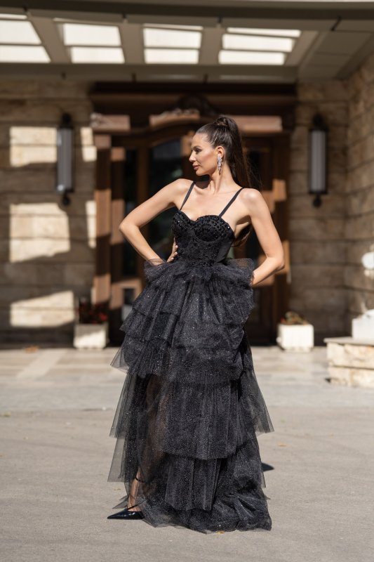 Черна бална рокля с бюстие и тюл