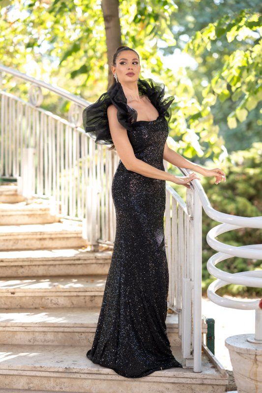 Дълга черна пайетена рокля с ръкави от органза