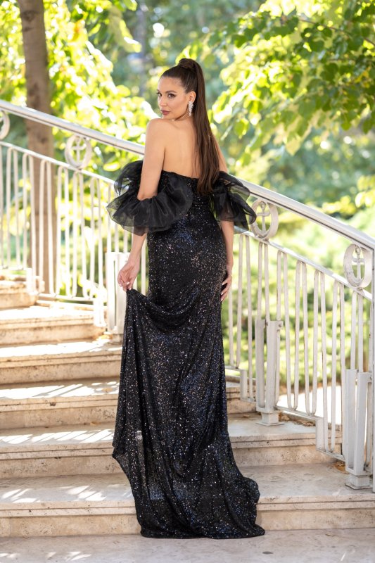 Дълга черна пайетена рокля с ръкави от органза
