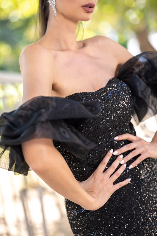 Дълга черна пайетена рокля с ръкави от органза