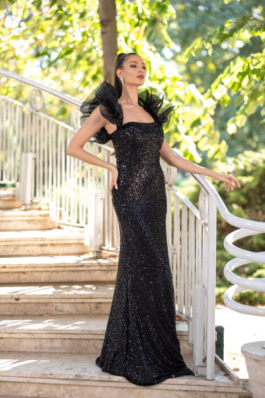 Дълга черна пайетена рокля с ръкави от органза