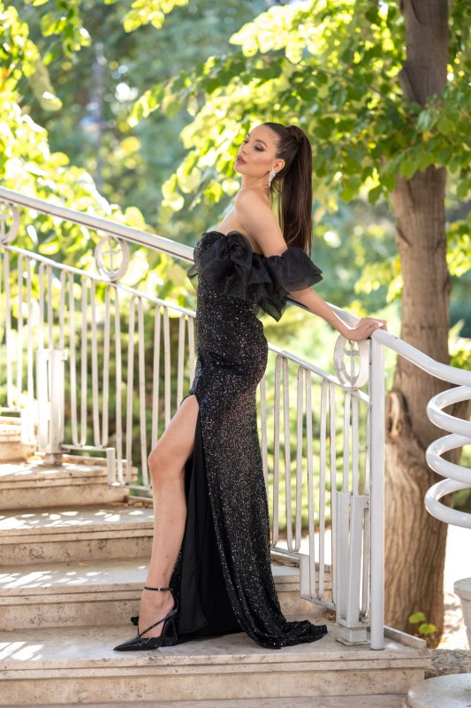 Дълга черна пайетена рокля с ръкави от органза