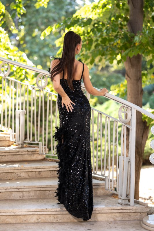 Черна дълга вталена рокля от кадифе с пайети и пера 