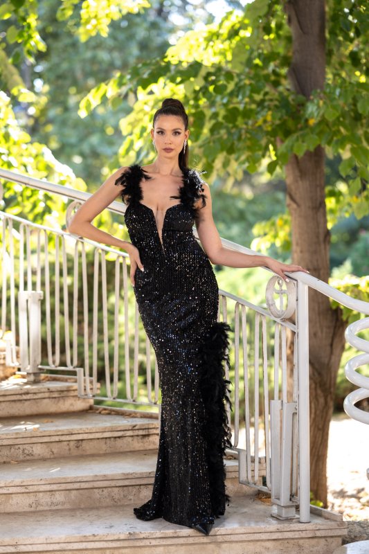 Черна дълга вталена рокля от кадифе с пайети и пера 