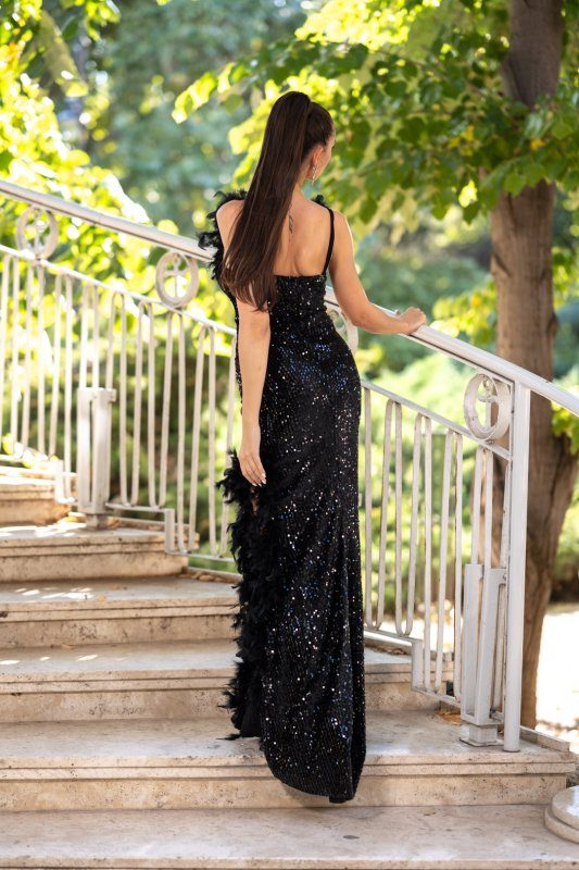 Черна дълга вталена рокля от кадифе с пайети и пера 