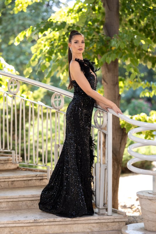 Черна дълга вталена рокля от кадифе с пайети и пера 