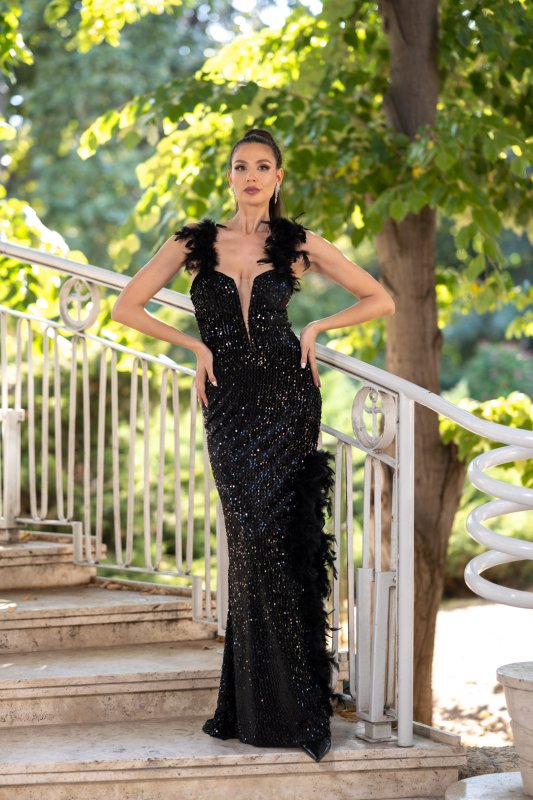 Черна дълга вталена рокля от кадифе с пайети и пера 