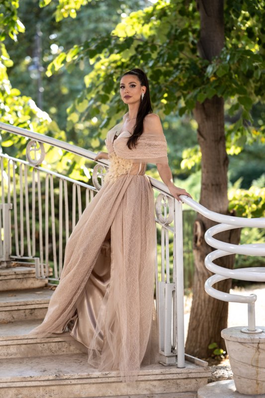 Бежова дълга рокля с корсет и деликатен блясък 