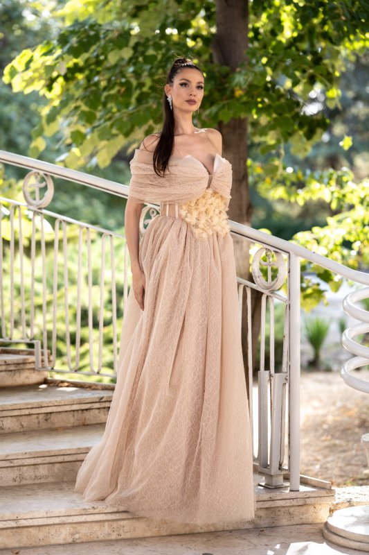 Бежова дълга рокля с корсет и деликатен блясък 