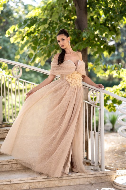 Бежова дълга рокля с корсет и деликатен блясък 