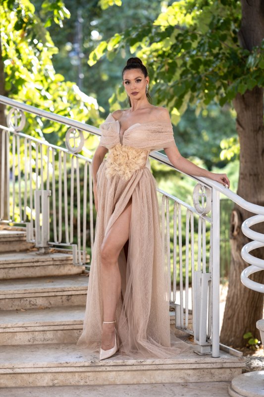 Бежова дълга рокля с корсет и деликатен блясък 