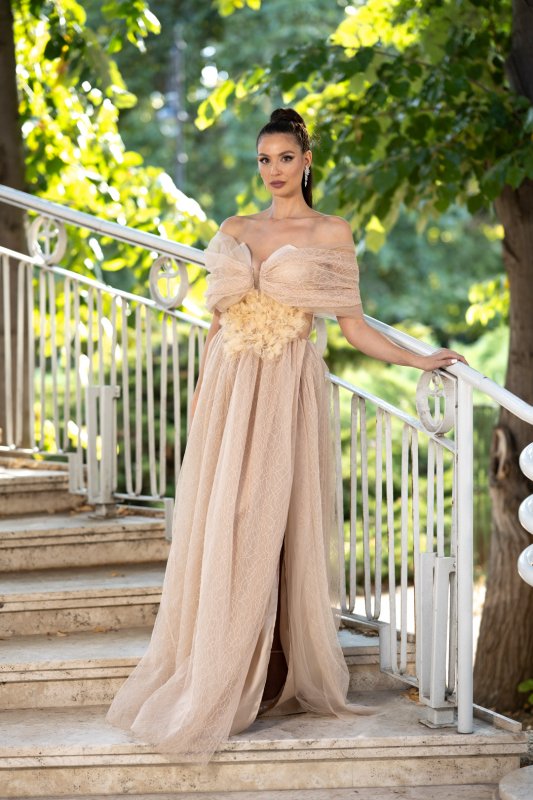 Бежова дълга рокля с корсет и деликатен блясък 