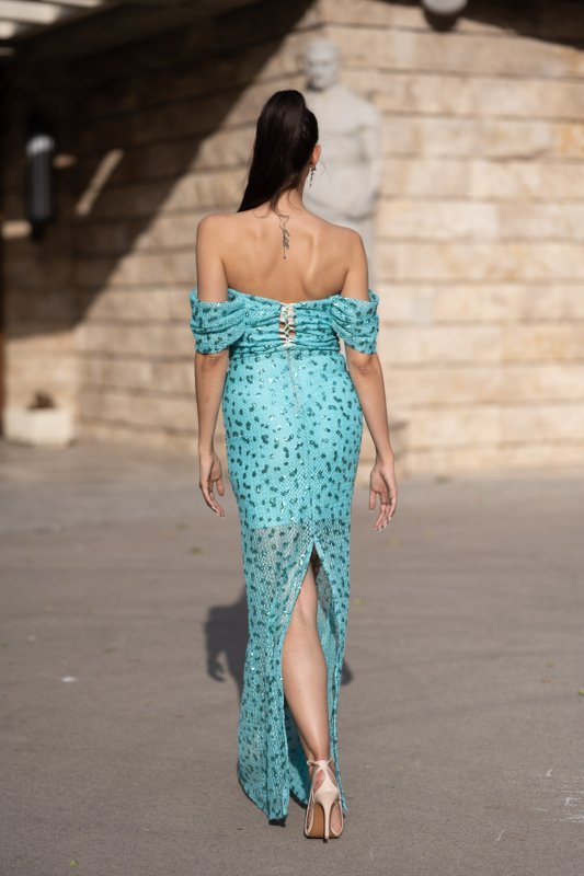 Дълга тюркоазена рокля с цепка 